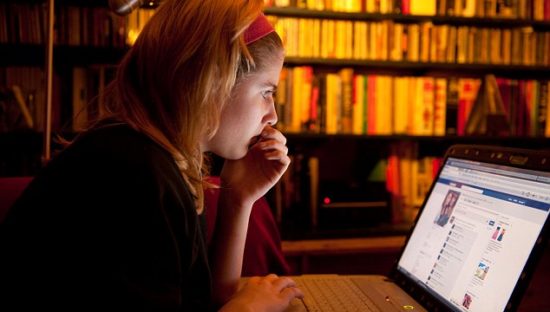 Cassazione: ‘Accedere di nascosto al profilo Facebook del partner è sempre reato’