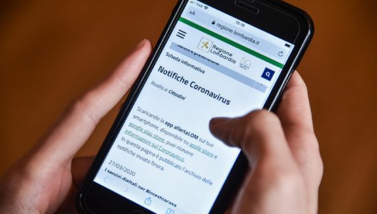 L’app anti Covid-19 di Regione Lombardia raccoglie dati in forma non anonima