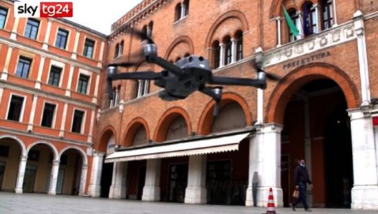 Droni col termoscanner per misurare la febbre ai passanti