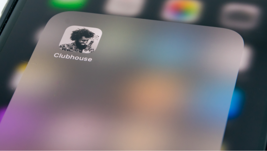 Clubhouse, l’app del momento. Il futuro dei social è solo voce? Cosa fa con l’audio registrato?